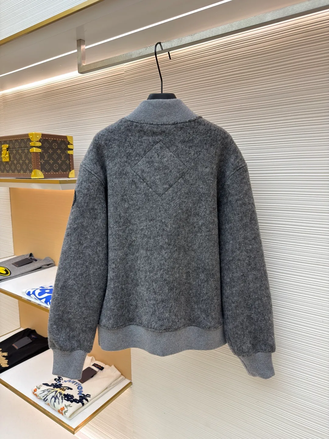 P770 Canada Goose Fleece Badge Button Jacket ●Original version: purchased and developed by 6199 ●Item number: 1682131-C55 ●Fabric: wool blended fabric ●Technology: rib knitting ●Color: dark gray ●Version: fitted version ●Weight: about 910 grams ●Size: S-M-L-XL ●Description: Wool blend fabric: The main fabric of this jacket is light gray wool blend fabric to improve the fabric's wear resistance, wrinkle resistance and warmth. Wool provides good warmth and a natural feel, while blended fibers enhance the fabric's practicality and durability. Rib knit at collar, cuffs and hem for added stretch and fit. The cutting process needs to ensure that the texture and color of the fabric are evenly distributed, especially with this light gray tone, to avoid chromatic aberrations. The stretchability of wool-blend fabrics needs to be taken into consideration when cutting pieces to ensure dimensional stability of the finished garment. Use a sewing needle and thread suitable for wool-blend fabrics to avoid damage to the fabric during sewing. The sewing stitches are even and firm to prevent thread stripping. The temperature needs to be controlled during ironing to avoid high temperature damage to the fabric while keeping the fabric smooth and crisp. The overall wiring is straight and delicate, the fabric is comfortable and soft, and the color is consistent without color difference. It can be matched with the same style to create a fashionable look and control various occasions. Customized accessories, complete with three standards, same style for men and women!